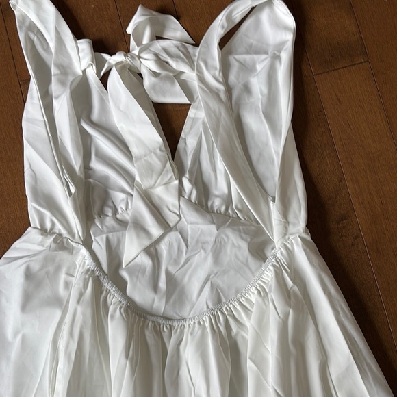 Elegant White Backless Dress - Picture 5 of 6